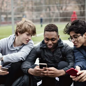 Meaningful Peer Social Interactions and Momentary Well-Being in Context